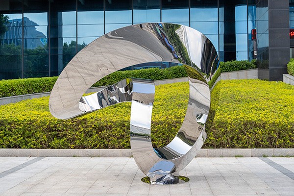 Contemporary Polished Stainless Steel Flowing Loop Sculpture for Outdoor Decoration